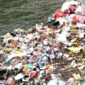 Tumpukan sampah di bantaran Sungai Brantas Blitar. Foto : Bayu Saputra/Jurnalis Kabarpas Blitar.