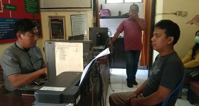 
Pelaku saat menjalani pemeriksaan di Mapolsek Pandaan. Foto : M. Ryn Kontributor Kabarpas