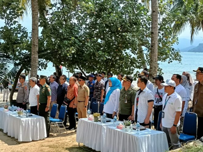 
Suasana launching Taman Taman Laut Karang Tresno. Foto : Agus Riyanto jurnalis Kabarpas Trenggalek.