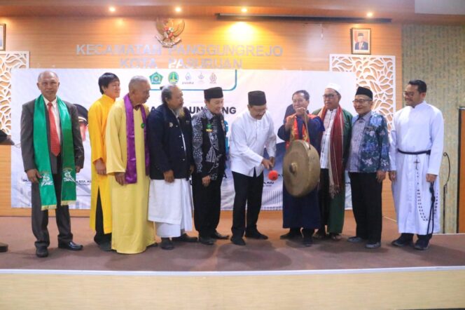 
Launching kampung moderasi beragama ditandai dengan pemukulan gong oleh Wali Kota, Saifullah Yusuf (Gus Ipul) didampingi
Kepala Kemenag Kota Pasuruan serta para tokoh agama. Foto : Istimewa.