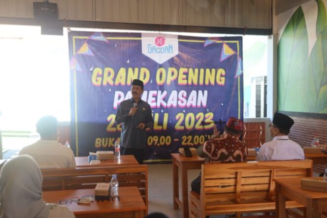 
Wakil Bupati Pamekasan, Fattah Jasin saat meresmikan gerai baru Mie Gacoan cabang Pamekasan, Madura. (Ft: Yanuar Kabarpas).