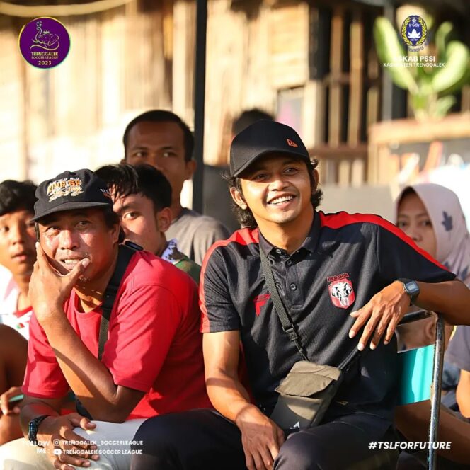 
Coach Akbar Okta Riyanto (paling kanan, pakai kaos hitam) (Ft : Dok. offical Persiga Trenggalek).