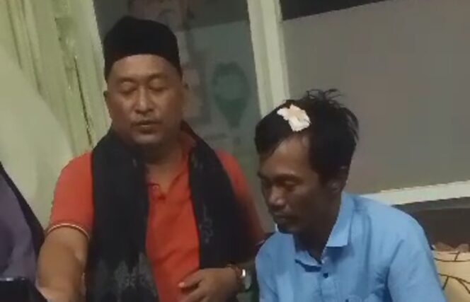 
Kades Balunganyar, Sholeh usai dibacok langsung dirawat di Puskesmas setempat. Foto: tangkapan kamera / dok. Kabarpas.com.