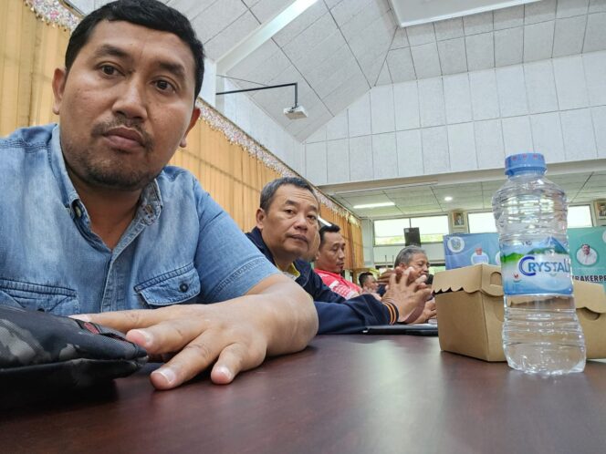 
Ft : Manajer Tim Sepak Bola Kabupaten Trenggalek, Nur Effendi (paling kiri) saat Manager Meeting di Asprov Jatim. (Ft : Dok. manajer tim Kabupaten Trenggalek).