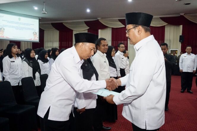 
Lantik PNS Fungsional, Gus Ipul: Perkuat Tekad Berikan Yang Terbaik untuk Bangsa