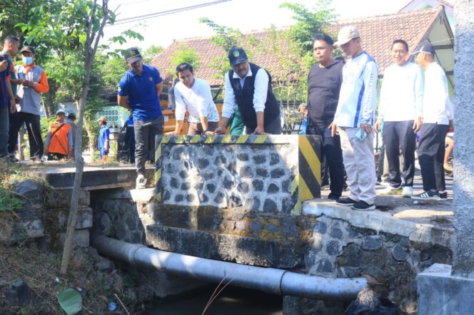 
Wali Kota Gus Ipul Turun Langsung Tinjau Kerja Bakti Warga