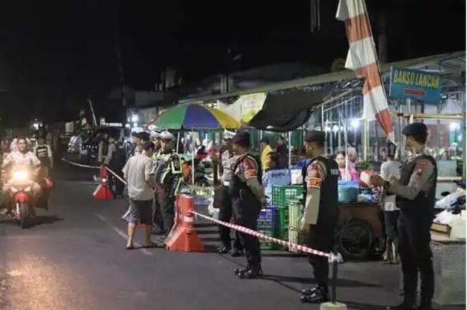 
Petugas sedang melakukan patroli ke Pasar Templek Kota Blitar. (Ft: Bayu Jurnalis Kabarpas Blitar).