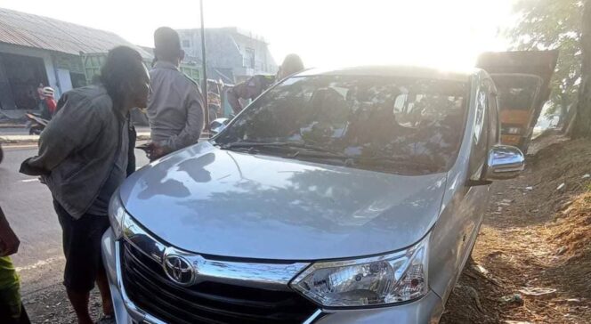 
Sopir Grab Ditemukan Tewas dalam Mobil