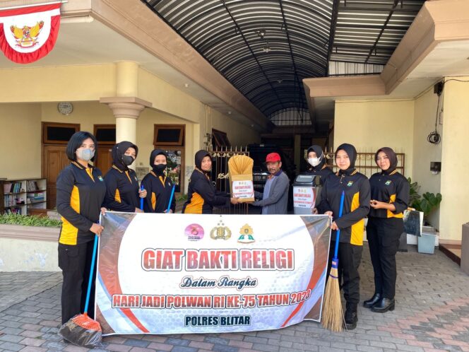 
Hari Jadi Polwan, Polisi di Blitar Bersih-bersih Rumah Ibadah