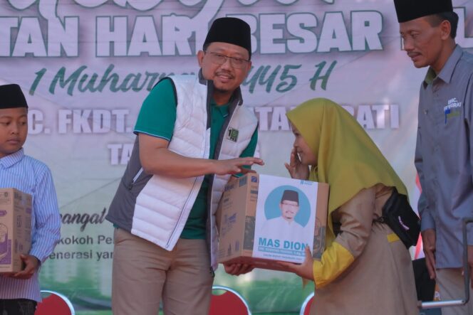 
Hadiri Gerak Jalan, Mas Dion Minta Doa Restu Masyarakat Pasuruan Timur untuk Maju Jadi Bupati