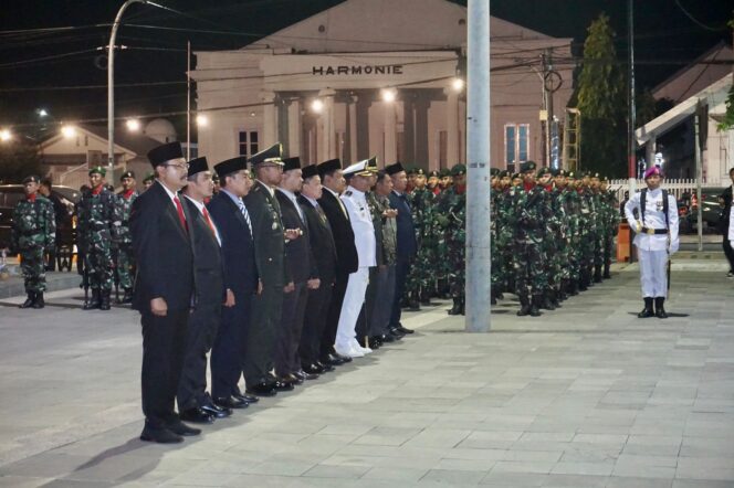 
Momen Khidmat Apel Kehormatan dan Renungan Suci Pejabat di Kota Pasuruan