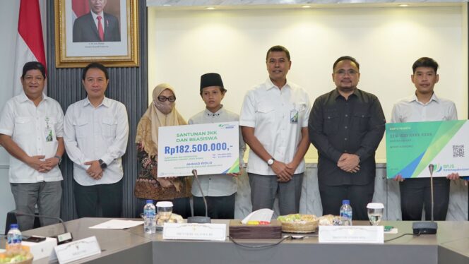 
Petugas Haji Meninggal Saat Tugas, Menag Yaqut Serahkan Santunan BPJS Ketenagakerjaan 183 Juta