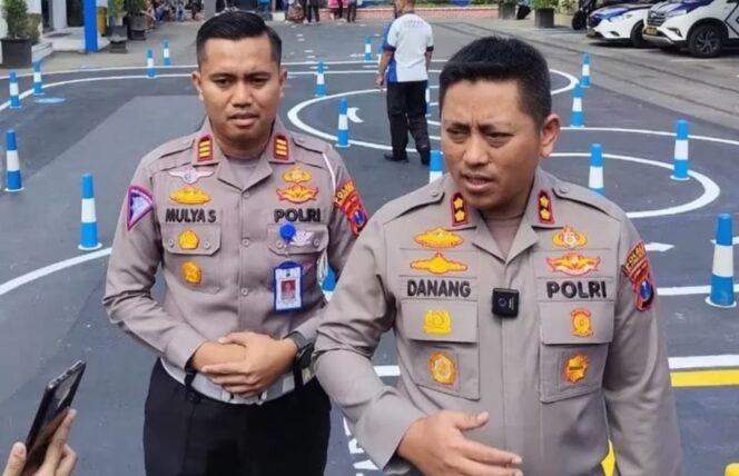 
Sidak di Unit Pelayanan SIM, Kapolres Blitar Kota Pastikan Tak Ada Praktek Percaloan