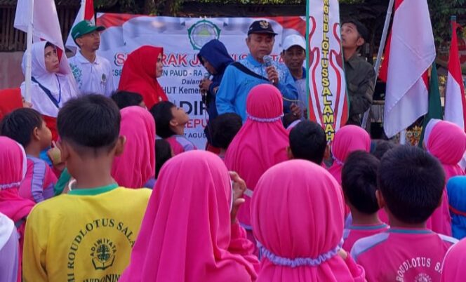 
Ratusan Siswa-siswi Yayasan Roudlotus Salamah Berbondong-bondong Ikuti Jalan Sehat