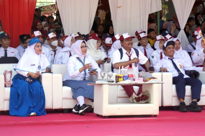 
Kampanyekan Stop Bullying Lewat Karnaval, Gus Ipul dan Mas Adi Kompak Pakai Seragam SD hingga SMP
