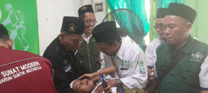 
Peserta Membludak, PCNU Kota Pasuruan Sukses Gelar Khitanan Umum ke-81