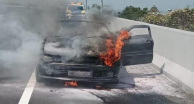 
Mobil Sedan Ludes Terbakar di Tol Gempol-Pasuruan
