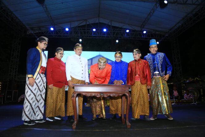 
Sekda Ugas Teken Prasasti Cagar Budaya