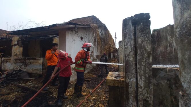
Imbas Bakar-bakar Sampah, Rumah Kosong di Pasuruan Ikut Terbakar