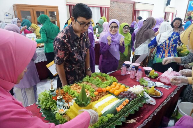
Gabungan Organisasi Wanita Kota Pasuruan Gelar Lomba Menghias Tumpeng