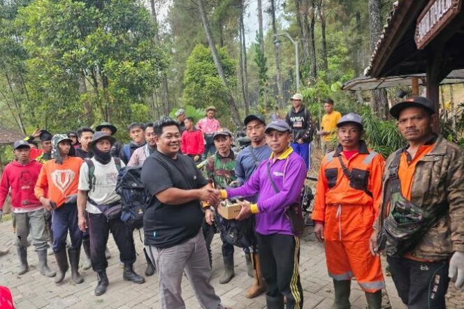 
Aqua Pabrik Pandaan Beri Bantuan Perangkat Penunjang Penanganan Kebakaran di Gunung Arjuno