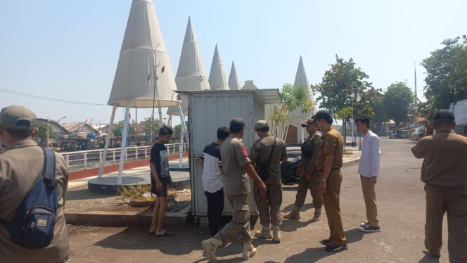
Bandel, Satpol PP Terpaksa Angkut Sejumlah Gerobak Milik PKL di Pelabuhan Kota Pasuruan