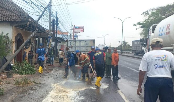 
Ada Truk Tebu Terguling, Jalur Pasuruan – Malang Macet hingga 2 Km