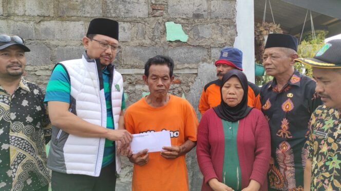 
Tak Banyak Bicara, Mas Dion Gerak Cepat Bantu Korban Kebakaran di Purwodadi