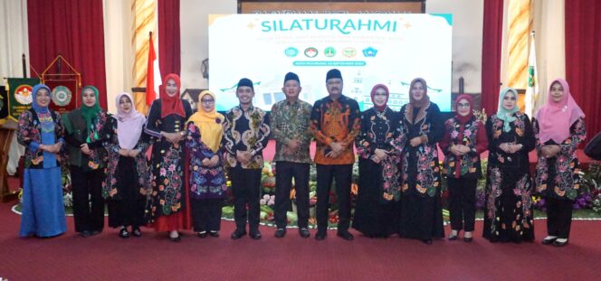 
Gus Ipul Kenalkan Payung Madinah ke Ibu-ibu Pengurus PKK hingga GOW se-Bakorwil III Malang