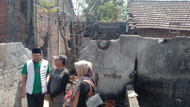 
Dari Uang Kantong Pribadinya, Sudiono Fauzan Blusukan Beri Bantuan Korban Kebakaran