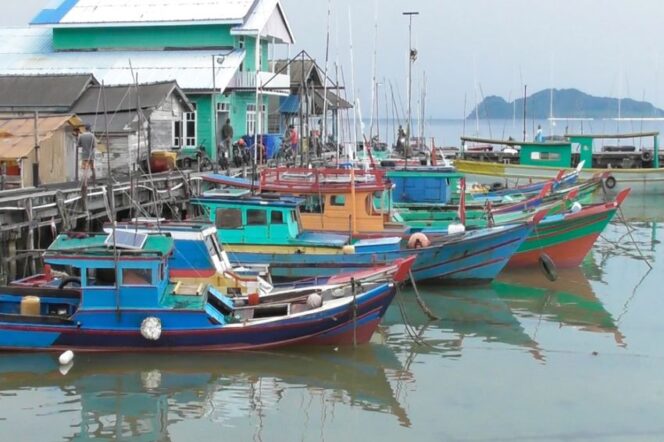
BBM di Pulau Gili Probolinggo Langka, Nelayan Terpaksa Tak Melaut