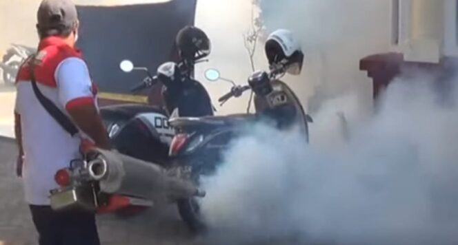 
Cegah DBD Meluas, Dinkes Kota Blitar Lakukan Fogging di Tempat Sekolah dan Pemukiman