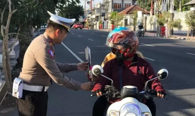 
Didominasi Tak Pakai Helm, Ribuan Pelanggar Terjaring Operasi Zebra Semeru di Blitar