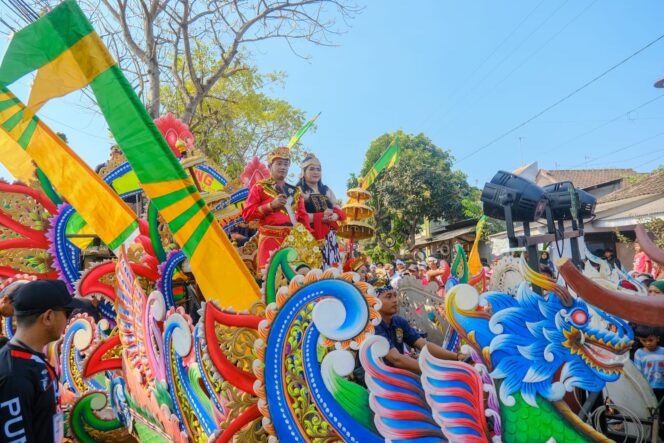 
Meriahnya Merdeka Heppiii di Pasuruan, dari Adu Layangan hingga Karnaval Kesenian Ribuan Warga