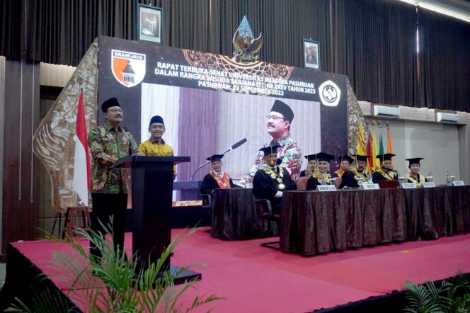 
Hadir di Wisuda S1 Unmer Pasuruan, Gus Ipul Singgung Kampus Berkualitas Indikator Kota Maju