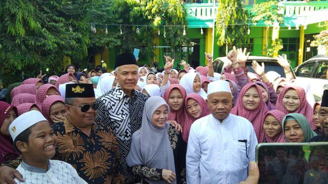 
Sowan ke Pengasuh Dua Ponpes di Pasuruan, Ganjar Optimis Dapat Dukungan Nahdliyin di Pilpres 2024