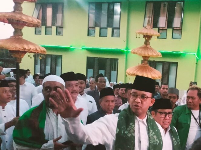 
Datangi Ponpes Al Yasini, Pasangan AMIN Disambut Hadrah hingga Dikalungi Surban Hijau