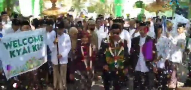 
Purna Tugas dari Wabup Pasuruan, Kedatangan Gus Mujib Disambut Ribuan Santri