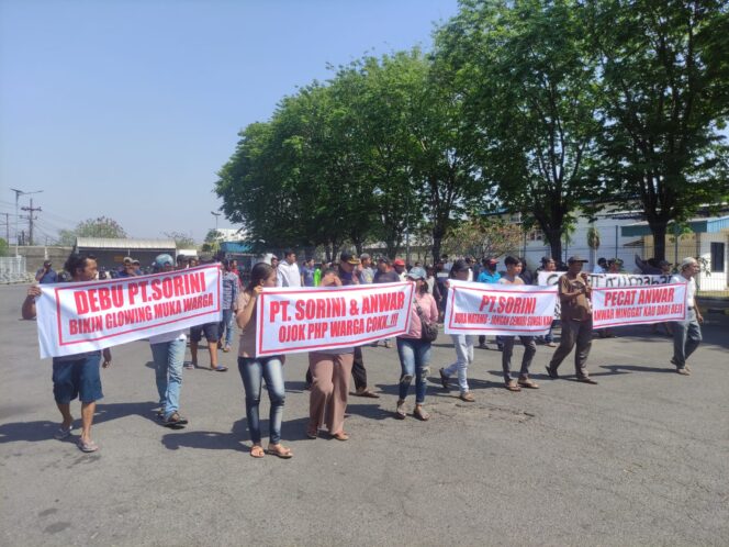 
Terdampak Limbah, Warga Geruduk Pabrik Sorini