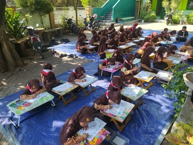
Peringati Maulid Nabi, MI Maarif NU Ngering Pasuruan Gelar Lomba Azan hingga Kaligrafi