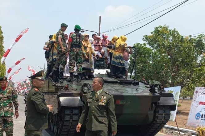 
Momen Seru Saat Emak-emak di Pasuruan Naik Tank di HUT TNI