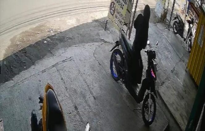 
Terekam CCTV Aksi Maling Bersarung Gondol Motor di Pasuruan