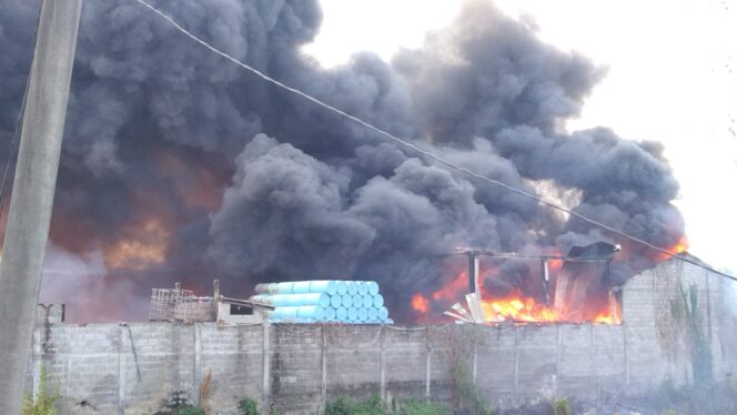 
Breaking News, Gudang Barang Berbahan Plastik di Pasuruan Ludes Terbakar
