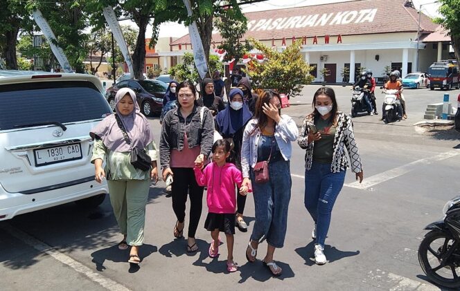 
Belasan Mama Muda Korban Arisan Bodong di Pasuruan Lapor Polisi