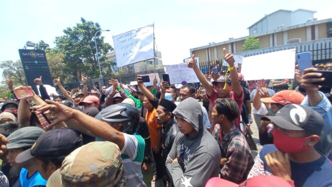 
Warga Demo Pabrik Satoria di Pasuruan