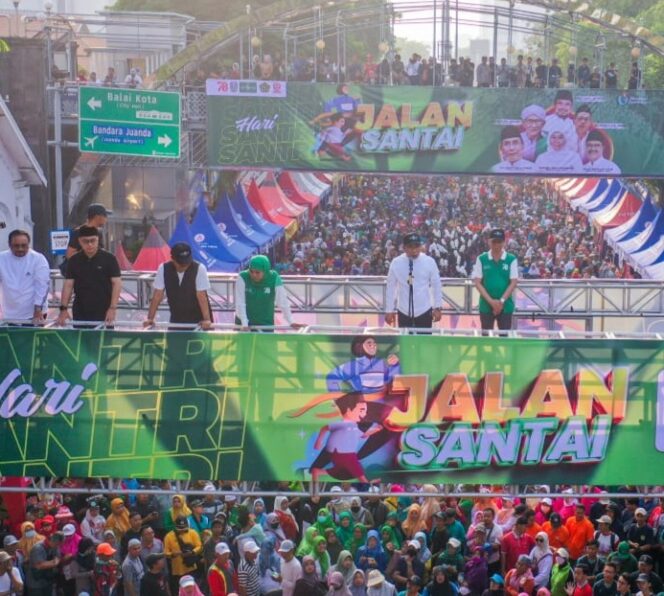 
Lautan Manusia Padati Jalan Sehat Santri di Surabaya
