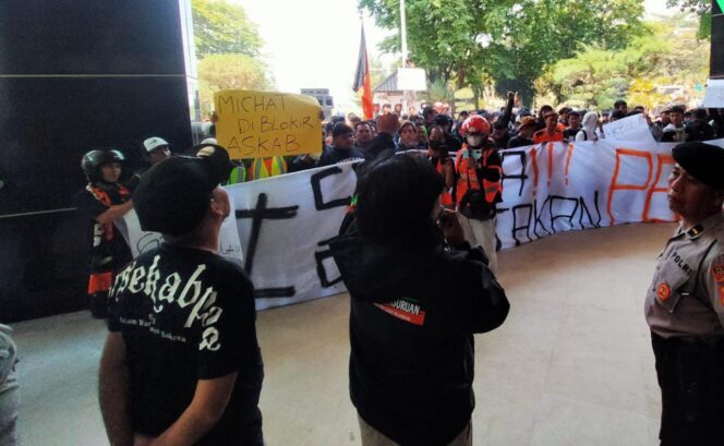 
Ratusan Sakeramania Geruduk Kantor DPRD Kabupaten Pasuruan