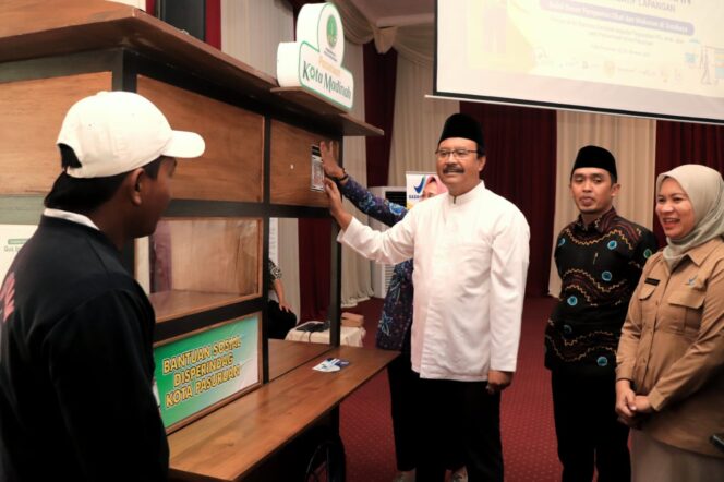 
Pemkot Pasuruan Bagi-bagi Gerobak Gratis untuk Puluhan PKL 