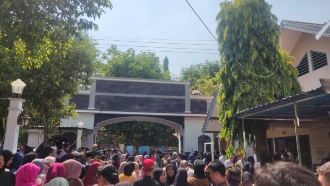 
Desak Kepsek Mundur, Ratusan Siswa SMAN 1 Taruna Madani Bangil Gelar Aksi Demo