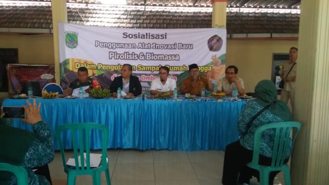 
Mahasiswa UB Kenalkan Inovasi Baru Pengelolaan Sampah Plastik ke Warga Oro-oro Ombowetan